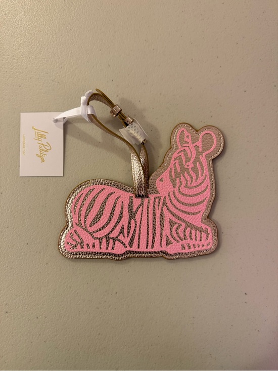 Lilly Pulitzer Accessories - Lilly Pulitzer Zebra Shaped Luggage Tag in ‘Conch Shell Punk Zee Bebe’ - *NWT*